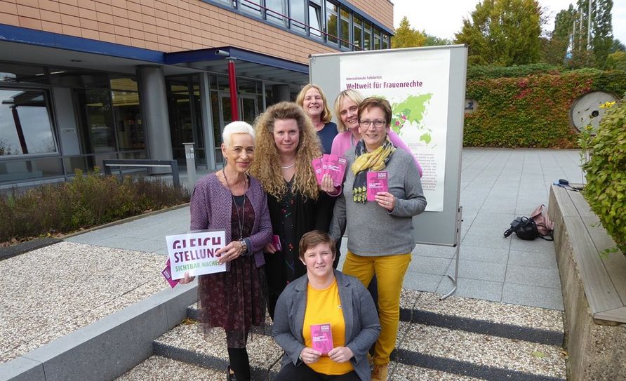 Die Gleichstellungsbeauftragten Karin Wilke, Andrea Vogelsang, Katja Lipka, Dörthe Kleppe, Heike Grotheer (v.li.) und Marie Grotheer (vorne) werben für „Gleichstellung sichtbar machen.  Foto: hc