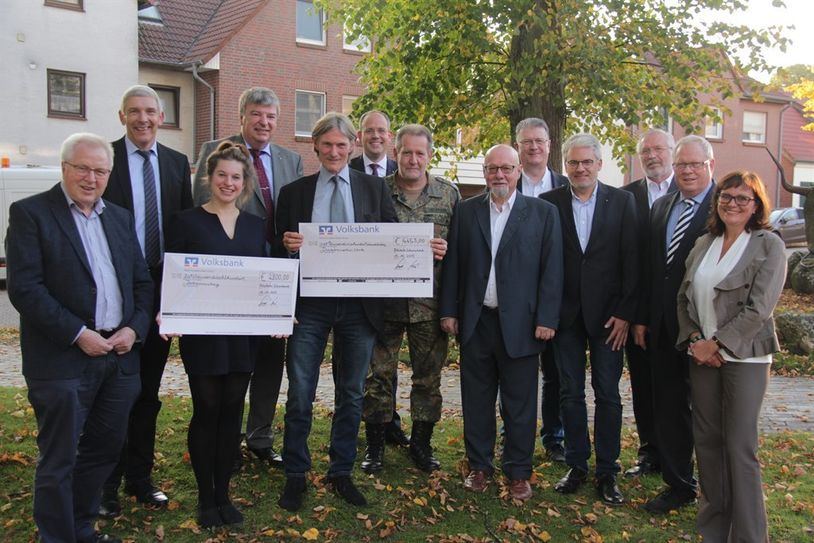 Zur Spendenübergabe trafen sich Organisatoren und Sponsoren des Benefizkonzerts im Rathaus mit Schirmherr Torsten Rohde und den Spendenempfängern.  Foto: jm