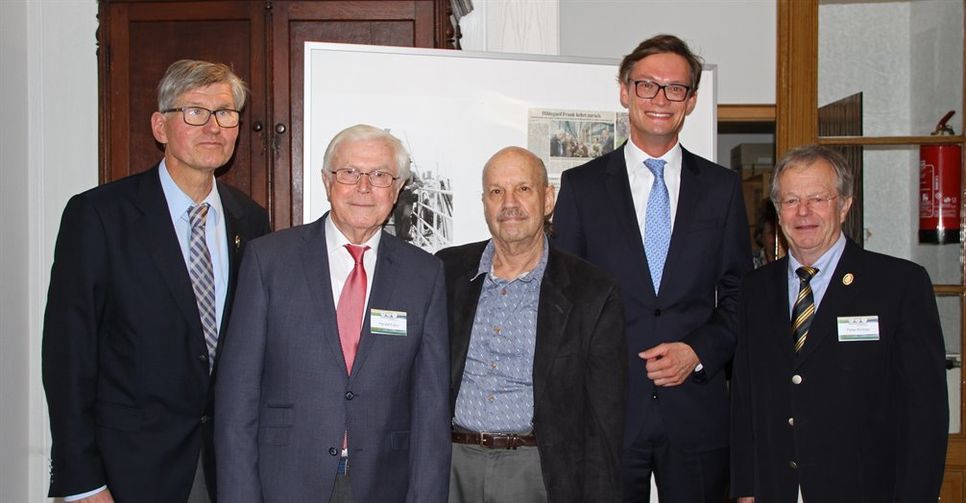 Hilmar Kohlmann, Harald Kühn vom Heimatverein (beide links) sowie Bürgermeister Kristian Tangermann und Peter Richter vom Heimatverein (beide rechts) begrüßten Mike Frank im Heimatmuseum und bedankten sich für die Geste des Vertrauens.   Foto: mr