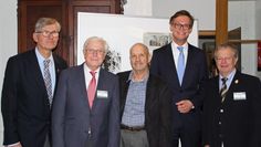 Hilmar Kohlmann, Harald Kühn vom Heimatverein (beide links) sowie Bürgermeister Kristian Tangermann und Peter Richter vom Heimatverein (beide rechts) begrüßten Mike Frank im Heimatmuseum und bedankten sich für die Geste des Vertrauens.   Foto: mr