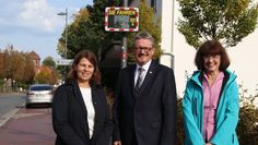 Anke Stelljes, Bernd Lütjen und Gudrun Wulfhorst (von links) freuen sich über die neue Geschwindigkeits-Anzeigetafel.                 Foto: sr