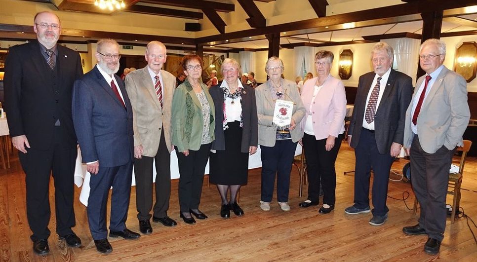 Gute Stimmung beim Jubiläum (von links):  Kay Oppermann, Christian Klotzek, Dieter Korte, Traute Korte, Christa Ehlers, Erika Kunst, Erika Steffens, Hermann Oerding und Wilfried Windhorst. Foto: khe