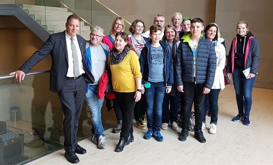 Der Bundestagsabgeordnete Andreas Mattfeldt begrüßte in Berlin Vertreter des Ortsverbandes der DLRG aus Lilienthal.  Foto: eb