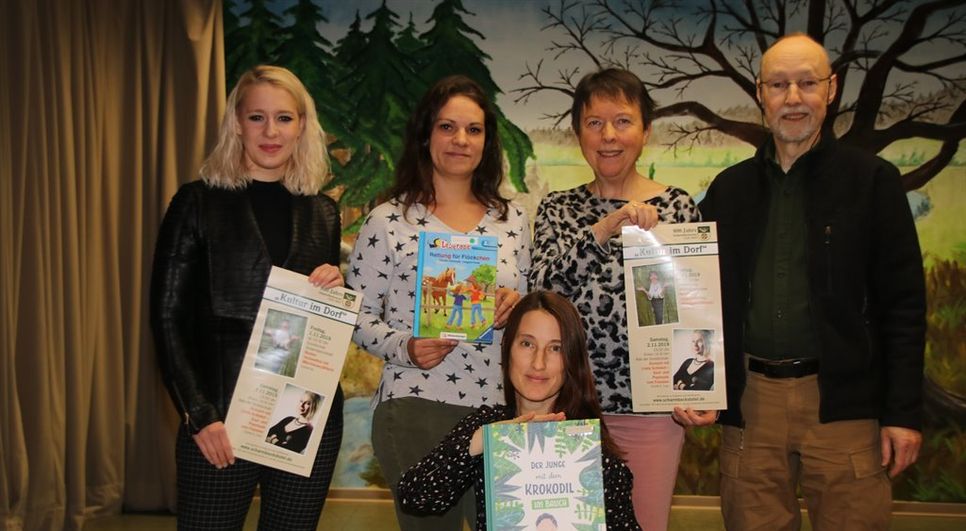 Freuen sich auf eine gut besuchte Veranstaltungsreihe „Kultur im Dorf“: Sängerin Linda Schinkel, Melanie Ramos vom Förderverein, Helma und Martin Schröder vom Vorstand Verein 800 Jahre Scharmbeckstotel (v. li.) Vorn Schulleiterin Anja Berkhout.      Foto: sr