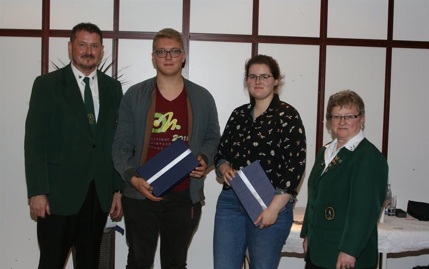 Bezirkspräsident Thomas Brunken und seine Stellvertreterin Beate mit den erfolgreichen Hesedorfer Junioren Anna Gensy und Tarek Grüthusen. Es fehlt Felix Itzen.  Foto: hs