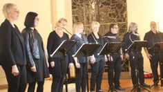 Einen musikalischen Hochgenuss durch das Kirchenjahr präsentierte das Gesangsensemble „Viddel 12“ in der Auferstehungskirche in Bremervörde.  Foto: im