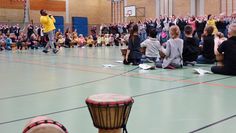 Zusammen mit ihren Lehrern saßen 200 Schülerinnen und Schüler der Klassen eins bis vier auf dem Boden der großen Turnhalle und sangen gemeinsam im Chor afrikanische Lieder.  Foto: khe