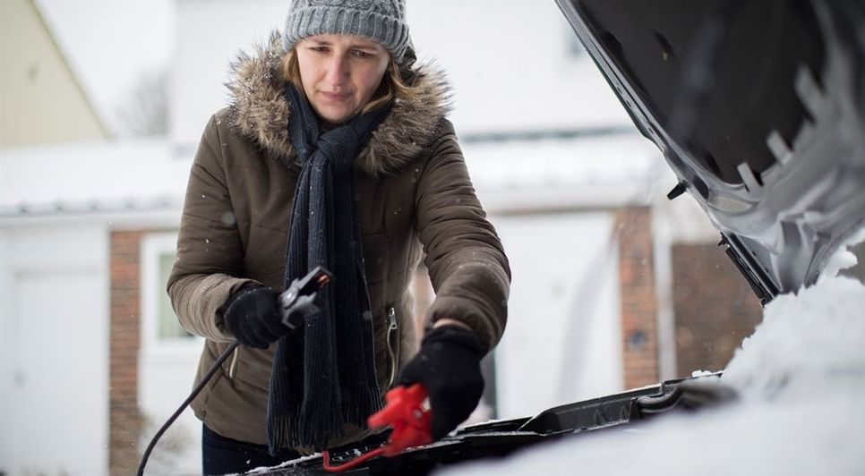 Kraftlos nach einer frostigen Nacht: Im Winter häuft sich wieder die Zahl der Batteriepannen. Mit einem Proficheck in der Werkstatt können Autofahrer vorbeugen. Foto: djd/Robert Bosch GmbH/Getty