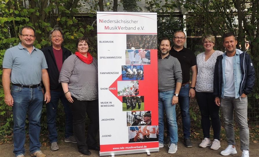 Die gewählten Fachleiiterinnen und Fachleiter v. l n. r.: Bernd Lorenz, Dieter Schlüwe, Jenny Ruge, Kai Widhalm, Ralf Bohmann, Anne-Marie Hesse, Floris Freudenthal. Auf dem Foto fehlen: Dieter Buschau und Christina Rotondo-Renken.  Foto: eb