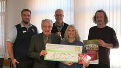 Über 1.000 Euro für einen guten Zweck freuen sich Lasse Hallmann (von links), Uwe Matthias, Norbert Wolf, Petra Fischer und Dirk von Glahn.  Foto:  sla