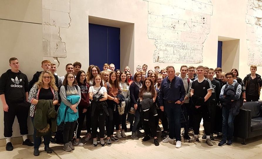 Mit viel Neugier im Gepäck haben die Schülerinnen und Schüler der Waldschule Schwanewede Andreas Mattfeldt (vorn) in Berlin ihre Fragen gestellt.  Foto: eb