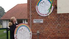 Bei gutem Wetter wurde das neue Kindergartenschild von Marion Wiebke nach einem gemeinsamen Countdown an der Außenwand des Kindergartens enthüllt.  Foto: eb