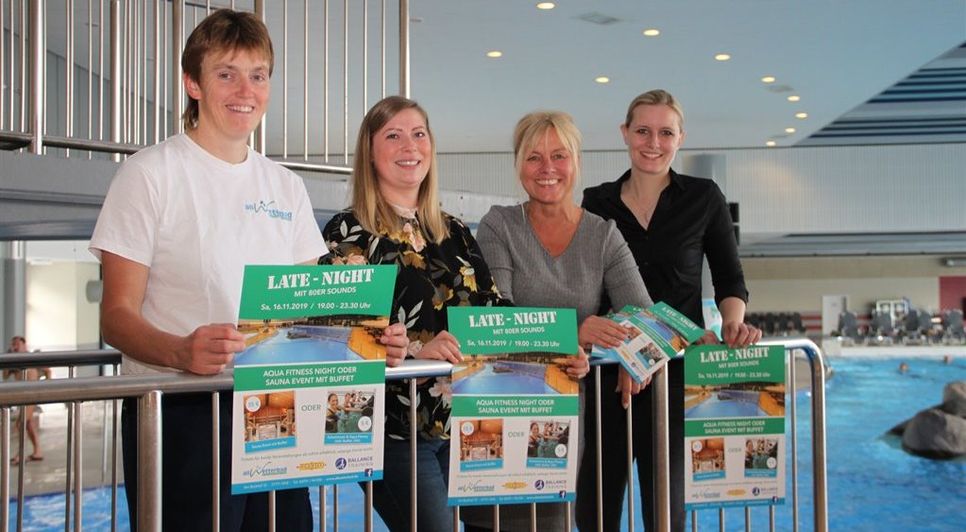 Das Orga-Team mit Silke Pagel (v. li., stellvertretende Badbetriebsleiterin), Friederike Zimmermann (Ballance-Training), Anja Drischmann (Marketing) und Katharina Reeschke (Bocadillo) bieten den Gästen im Allwetterbad eine ganz besondere „Late-Night“ in Bad und Sauna.  Foto: eb