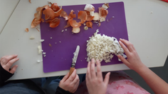 Die Schüler/innen der Ganztagsschule Ritterhude durften bei der Aktion selbst Hand anlegen und gesund kochen.Foto: Edeka Braasch