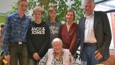 Familie Michlson mit dem Geburtstagskind in ihrer Mitte. Von links: Erik, Arnd, Leif, Ingrid und Knud.  Foto: ui