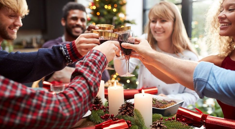 Am Jahresende ist sie ein Highlight - die alljährliche Weihnachtsfeier. Ob mit Kollegen, Freunden oder Familie, mit ein paar Tipps wird sie für Erinnerungen sorgen.  Foto: AdobeStock/monkey business