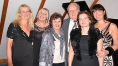 Peter Schwalbe umringt von Frauen. Von links: Pianistin Bettina Fischer, Sängerin Ute Härtel, Ilona Schwalbe, die Sängerinnen Annette Ziellenbach und Larissa Schröder.  Foto: ui