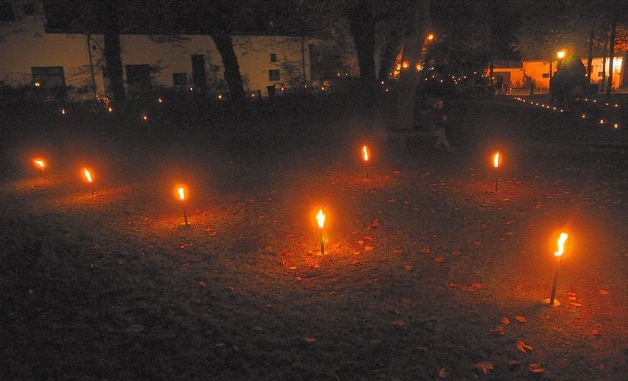 Unter den alten Bäumen in dem kleinen Borgfelder Park steht die Besinnlichkeit im Mittelpunkt. 
  Foto: eb