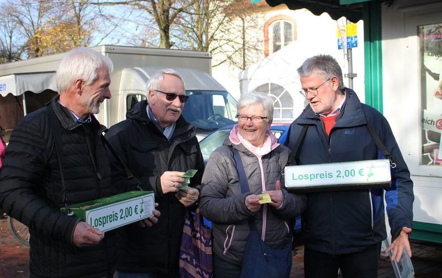 Osterholz-Scharmbeck. Die Klosterholz-Tombola ist Woche für Woche im Einsatz für den guten Zweck. So auch die Prominenten der Kreisstadt. An diesem Freitag schnallte sich Reinhard Kock, Bürgermeister der Samtgemeinde Hambergen, auf dem Scharmbecker Marktplatz den grünen Bauchladen um und bot seine bunte Papierware feil. Reinhard Kock stellt sich seit Jahren traditionellerweise in den ehrenamtlichen Dienst der Klosterholz-Tombola und gab auch in diesem Jahr sein Bestes, die Lose an die Besucher und Besucherinnen des Scharmbecker Wochenmarktes zu bringen - mit Erfolg. 
 Foto: Jennifer Fabienne Kramer