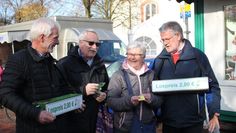 Osterholz-Scharmbeck. Die Klosterholz-Tombola ist Woche für Woche im Einsatz für den guten Zweck. So auch die Prominenten der Kreisstadt. An diesem Freitag schnallte sich Reinhard Kock, Bürgermeister der Samtgemeinde Hambergen, auf dem Scharmbecker Marktplatz den grünen Bauchladen um und bot seine bunte Papierware feil. Reinhard Kock stellt sich seit Jahren traditionellerweise in den ehrenamtlichen Dienst der Klosterholz-Tombola und gab auch in diesem Jahr sein Bestes, die Lose an die Besucher und Besucherinnen des Scharmbecker Wochenmarktes zu bringen - mit Erfolg. 
 Foto: Jennifer Fabienne Kramer