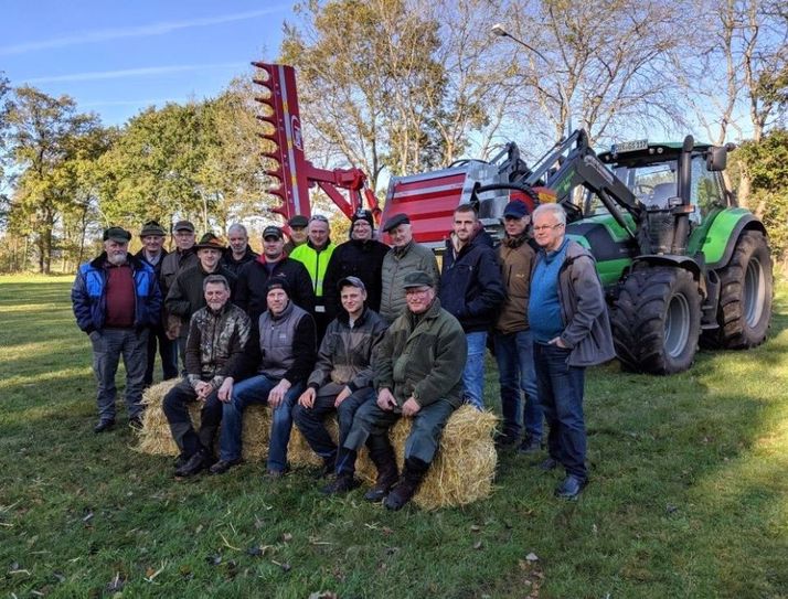 Kirchwistedter Landwirte und Jäger machten gemeinsam eine Rundfahrt und tauschten sich beim gemeinsamen Grillen aus. Foto: khe