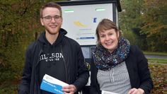 Tobias Friedrichsen und Dr. Meike Düspohl vor der Ladesäule am Rotenburger Kreishaus.  Foto: eb