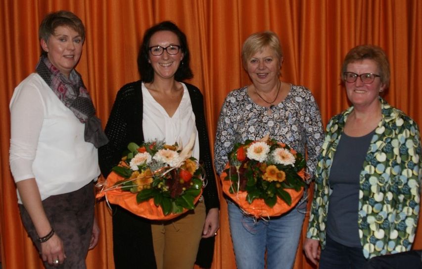 Die Vorsitzende Karin Fuhrberg (rechts) und ihre Stellvertreterin Petra Wilkens bedankten sich bei der scheidenden Ortsvertrauensfrau Gisela Mangels (2. von rechts) und begrüßten ihre Nachfolgerin Iris Stäckeler.  Foto: sla