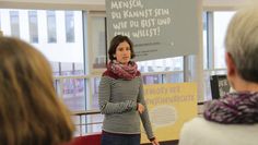 Die Bildungsreferentin Aylin Kortel stellte die Wanderausstellung im Medienhaus im Campus vor.  Foto: jm