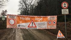 An den Waldeingängen wird auf die Jagd hingewiesen. Waldbesucher werden gebeten, an diesem Tag auf andere Waldgebiete auszuweichen.   Foto: Niedersächsische Landesforsten