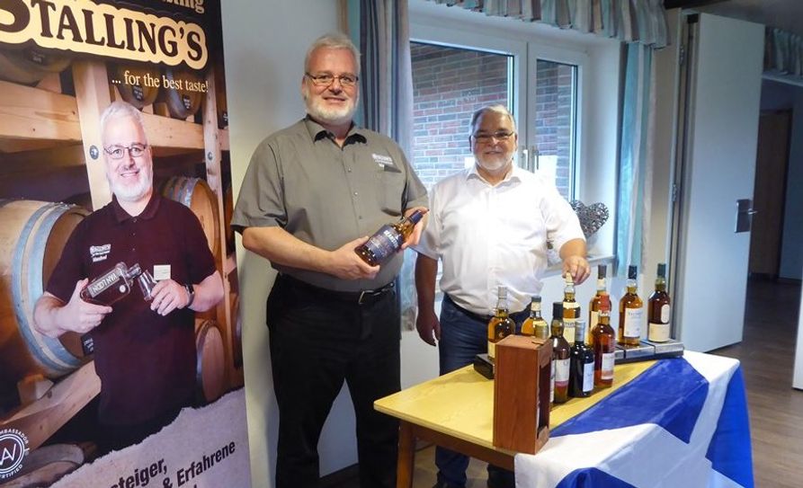 Manfred Hoff und Reinhard Müller (v.li.) organisieren das Whisky-Tasting zugunsten des Pennigbütteler Festplatzes.  Foto: hc