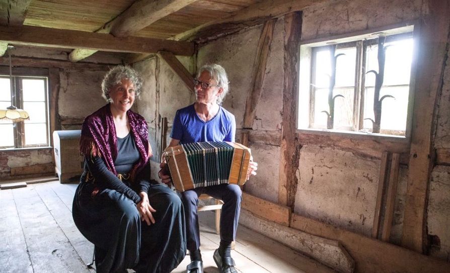 Die Schauspielerin Eva Maria Kölling und der Musiker Oliver Jaeger präsnetieren einen orientalischen Erzählabend mit Musik. Foto: eb