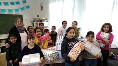 Christiane Friemann aus dem Stadtteilladenteam unterstützt die Kinder beim Packen. Foto: eb