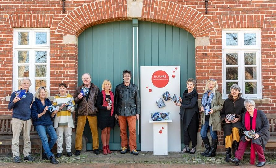 Die ständigen Worpsweder Mitglieder und Organisatorinnen des Worpsweder Kunsthandwerkermarktes vor dem Rathaus.  Foto: eb