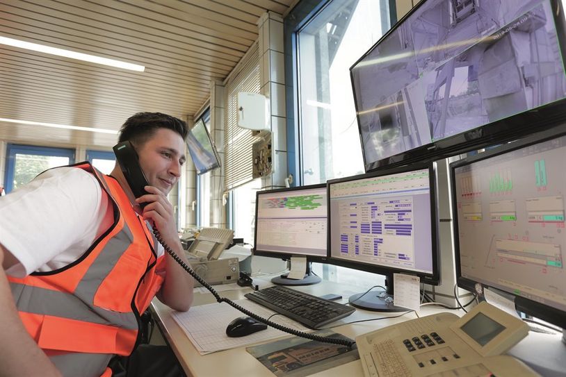 Im neuen Traumjob alles im Blick: Der Steuerstand eines Werks für Transportbeton ist einer der Arbeitsplätze für den Verfahrensmechaniker. Foto:  betonbild/txn