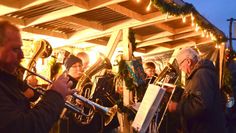 Der Posaunenchor und der Weihnachtsmann sind gern gesehene Gäste auf dem Weihnachtsmarkt in Hesedorf. Fotos: eb