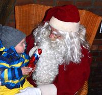 Der Posaunenchor und der Weihnachtsmann sind gern gesehene Gäste auf dem Weihnachtsmarkt in Hesedorf. Fotos: eb