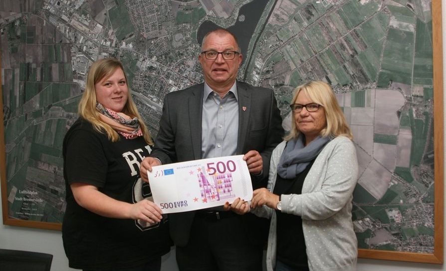 Der Kuratoriumsvorsitzende Detlev Fischer erfreute Jessica Lochter (l.) und Birgit Döscher mit einer Spende über 500 Euro.  Foto: sla