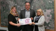 Der Kuratoriumsvorsitzende Detlev Fischer erfreute Jessica Lochter (l.) und Birgit Döscher mit einer Spende über 500 Euro.  Foto: sla