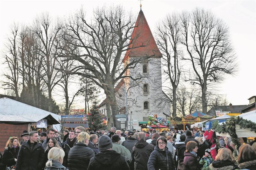 Auch in diesem Jahr wird der Hamberger Weihnachtsmarkt sicherlich wieder ein Besuchermagnet sein (oben). Mit einem abwechslungsreichen Programm, gemütlichen Büdchen und natürlich auch mit der beliebten Verlosung (re.) dürfen sich die Gäste auf besinnliche und schöne Stunden in Hambergen freuen.  Fotos: Archiv