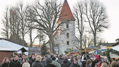 Auch in diesem Jahr wird der Hamberger Weihnachtsmarkt sicherlich wieder ein Besuchermagnet sein (oben). Mit einem abwechslungsreichen Programm, gemütlichen Büdchen und natürlich auch mit der beliebten Verlosung (re.) dürfen sich die Gäste auf besinnliche und schöne Stunden in Hambergen freuen.  Fotos: Archiv