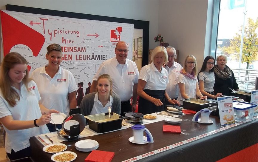 An drei Adventssamstagen wird das Ritterhuder DKMS-Team im Eingangsbereich des Möbelhauses Meyerhoff sein.  Foto: eb