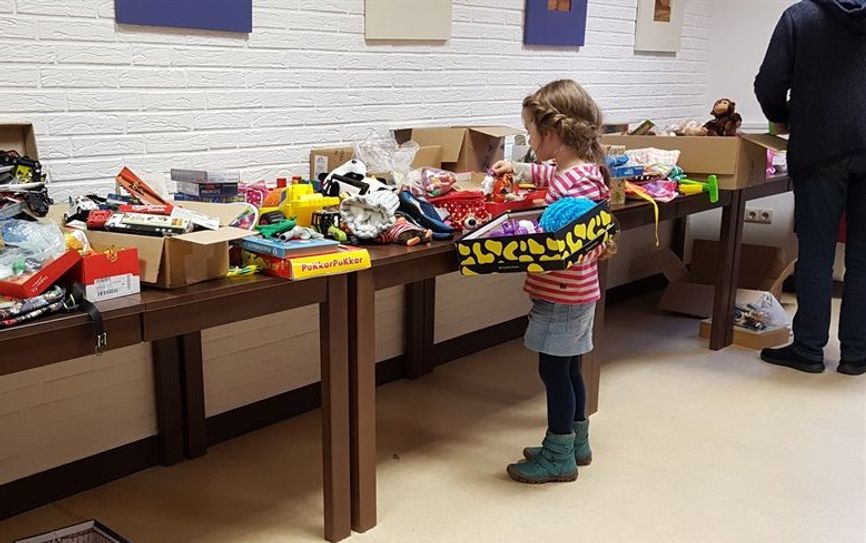 Groß und Klein halfen mit beim Packen der Weihnachtspakete. Foto: eb