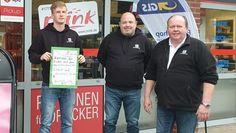 Dirk Lange, (re.), der seit 2015 sein Geschäft Mail Boxes Etc. in Ritterhude mit dem Auszubildenden Pascal Kranz (li.) und Mitarbeiter Enrico Hellmann betreibt, möchte Kindern helfen.  Foto: eb