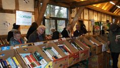 Besonders attraktiv wird das Stöbern in den Bücherkisten durch die günstigen Preise, die zum Teil auch nach Breite der Buchrücken ermittelt werden.  Foto: Eckhard Hagge