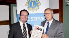 Prof. Dr.-Ing. Marcus Seifert vom Lions Club Lilienthal und Hans-Herrmann Hubert (Heimatverein Worpswede).  Foto: akl