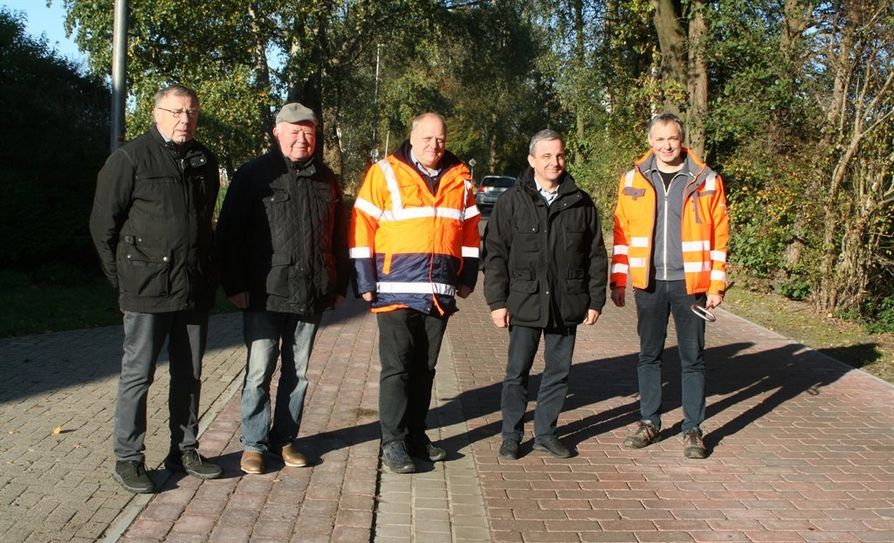 Zufriedene Gesichter bei der Abnahme der „Schulstraße“: Werner Klintworth (v.l.), Klaus Busch, Dipl.Ing. Ralf Mehrtens, Holger Meyer und Jens Junge.  Foto: sla