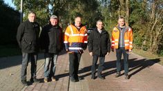 Zufriedene Gesichter bei der Abnahme der „Schulstraße“: Werner Klintworth (v.l.), Klaus Busch, Dipl.Ing. Ralf Mehrtens, Holger Meyer und Jens Junge.  Foto: sla