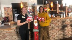 Svenja Günzel und Auszubildende Julia Arnoldt mit ein paar Wunschsternen von der Tafel. Foto: eb