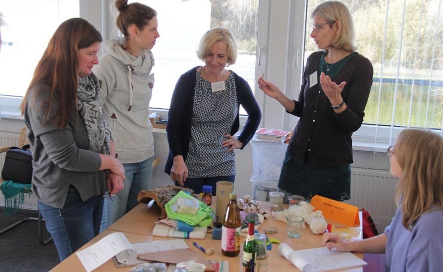 Sigrun Jungwirth (links) war anlässlich der Europäischen Woche der Abfallvermeidung beim Abfall-Service Osterholz zu Gast. Mit interessierten Lehrkräften aus verschiedenen Grundschulen führte sie einen Workshop zum neuen Themen-Koffer „Abfall-Werkstatt“ durch. Der Koffer mit Lehrmaterial kann beim ASO kostenlos ausgeliehen werden.  Foto: jm