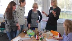 Sigrun Jungwirth (links) war anlässlich der Europäischen Woche der Abfallvermeidung beim Abfall-Service Osterholz zu Gast. Mit interessierten Lehrkräften aus verschiedenen Grundschulen führte sie einen Workshop zum neuen Themen-Koffer „Abfall-Werkstatt“ durch. Der Koffer mit Lehrmaterial kann beim ASO kostenlos ausgeliehen werden.  Foto: jm